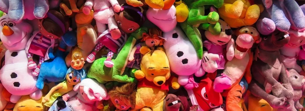 Різноманітні плюшеві іграшки