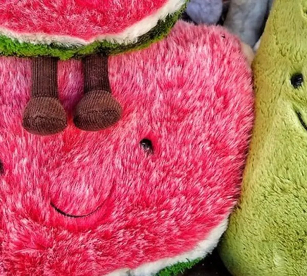西瓜和梨毛绒玩具